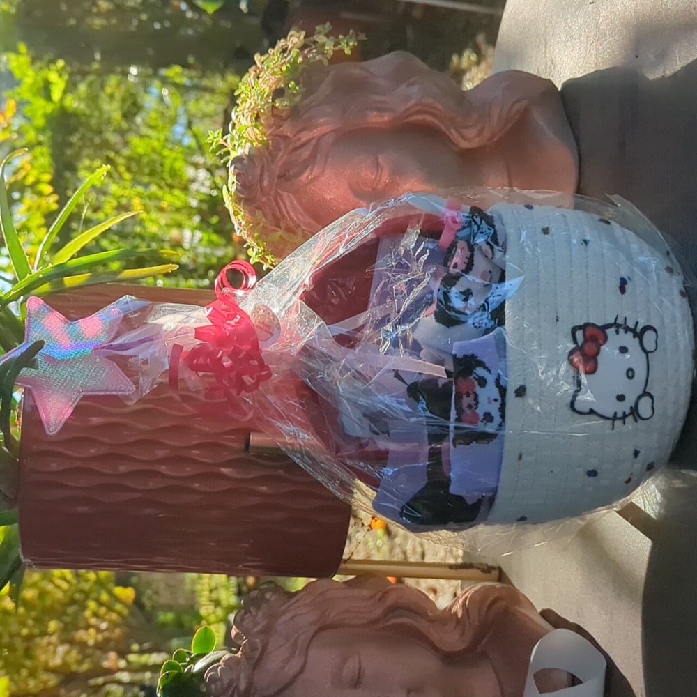 NWT 🩷 SANRIO GIFT BUNDLE 🩷 in 🎀HELLO KITTY soft BASKET 🎀 💀KUROMI💀 $75 R!